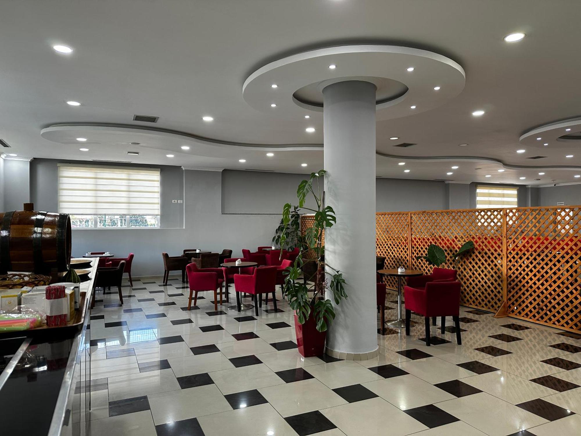 Hotel St.Pauli Shkodër Extérieur photo